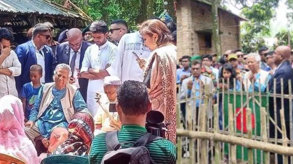 রংপুরে বীর শহীদ আবু সাঈদের কবর জেয়ারতে- ডঃ ইউনুস