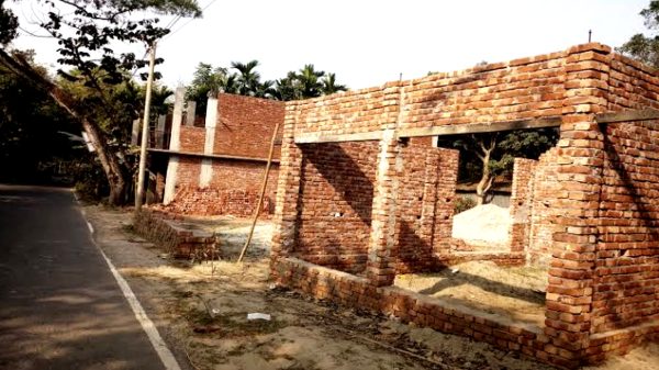জমি অধিগ্রহণে ক্ষতিপূরণের আশায় দালালচক্রের রাস্তার দু’ধারে নতুন স্থাপনা নির্মাণ।