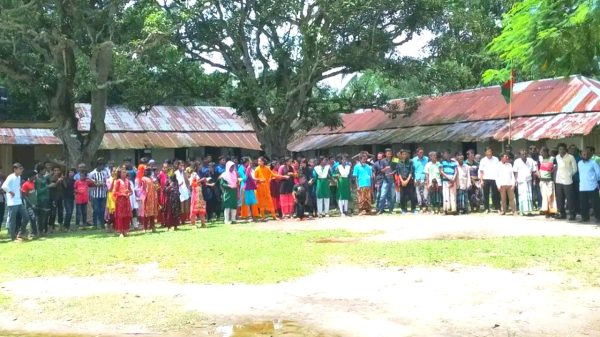 বদরগন্জে প্রধান শিক্ষকের পদত্যাগের দাবিতে শিক্ষার্থীদের বিক্ষোভ