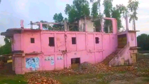 ভেঙে ফেলা হচ্ছে শঠিবাড়ীতে অবস্থিত সোহাগ সিনেমা হল।