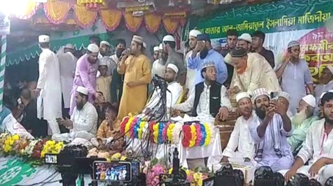 নবাবগঞ্জে মুফতি আমির হামজার কুরআন মাহফিলে ১০ সনাতনী হিন্দু সদস্যের ইসলাম ধর্ম গ্রহণ!