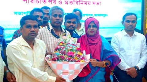 নবাগত জামালপুর জেলা প্রশাসকের সাথে ফুলেল শুভেচছা বিনিময় করেন ই-প্রেস ক্লাব
